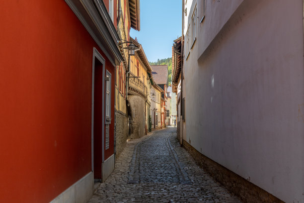 迈宁根狭窄的鹅卵石小巷，外立面是半木结构的房屋图片下载