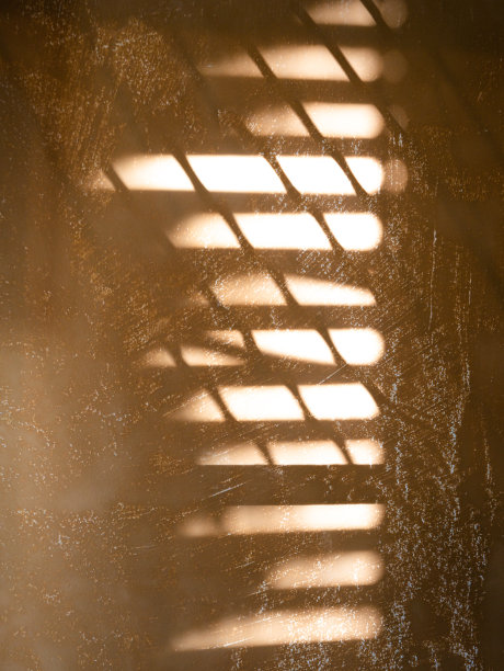 光线透过窗户，创造了一个倾斜的阴影模式图片下载