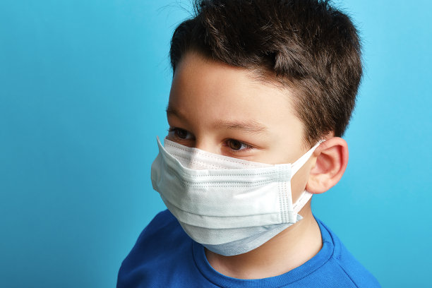 8-9岁可爱的孩子戴着双层外科口罩图片下载
