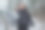运动的照片。冬季森林里穿着黑色夹克和灰色围巾的迷人女人的肖像图片下载