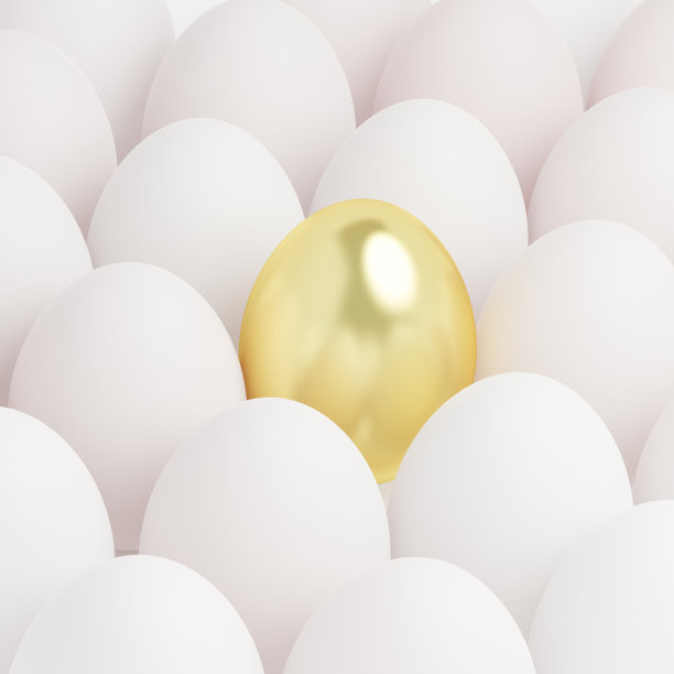 背景是金色的复活节彩蛋，周围是干净的白色彩蛋。假期的概念。三维渲染图片下载