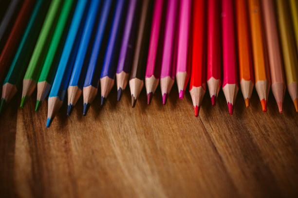 近距离观看彩色铅笔在木制背景与选择性焦点。回归学校和教育理念。蜡笔背景设计图片下载