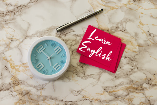 在早上7点或下午7点的闹钟上学习英语概念图片下载
