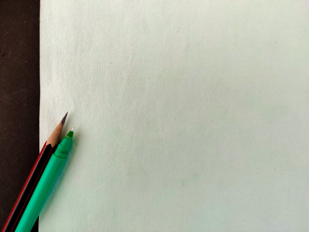 复制空间的绿色钢笔和红铅笔孤立在绿色背景图片下载