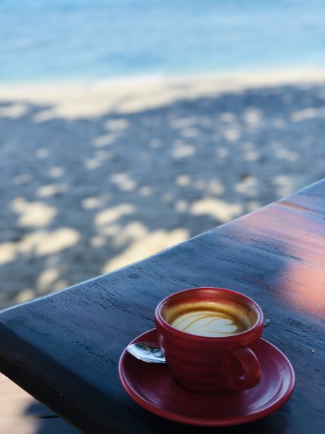 早上在海滩上喝咖啡图片下载