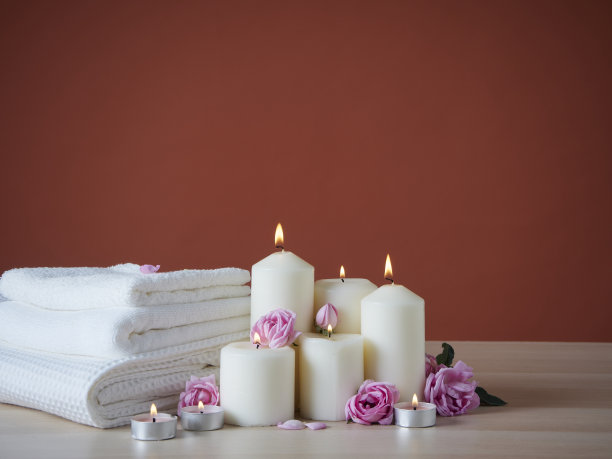 美丽的温泉组成与燃烧的芳香蜡烛在桌子上图片下载