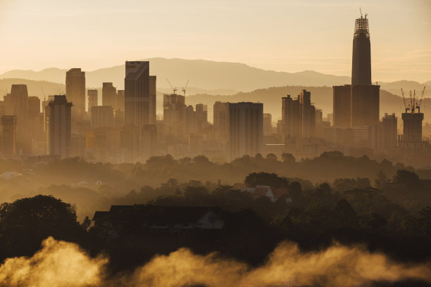 吉隆坡金色日出的城市景观图片下载