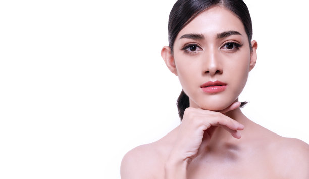 微笑的年轻女子孤立在白色的背景。亚洲快乐女孩看着相机。皮肤护理面部健康的年轻女性在工作室白色。图片下载