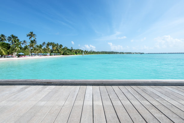 木桥码头，美丽的岛屿海滩和绿松石海图片下载