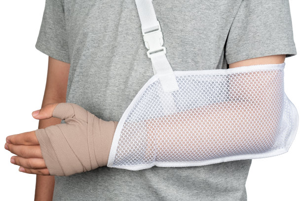 在白色背景下，用绷带隔离的手包扎手臂损伤概念，并用绷带吊起手臂。亚洲男孩骨折或手脱位孤立在白色背景。图片下载