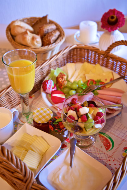 德国纽伦堡的早餐篮子，里面有奶酪、面包、橙汁和水果图片下载