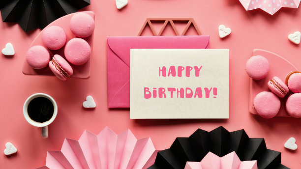 生日快乐香甜可口的杏仁饼干和咖啡。创意单色平铺在粉红色纸上。折叠的纸扇和糖心。问候，请帖设计，复制空间图片下载