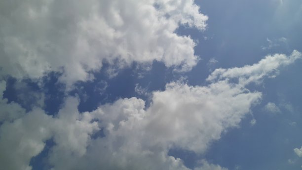 云和天空的纹理背景。图片下载