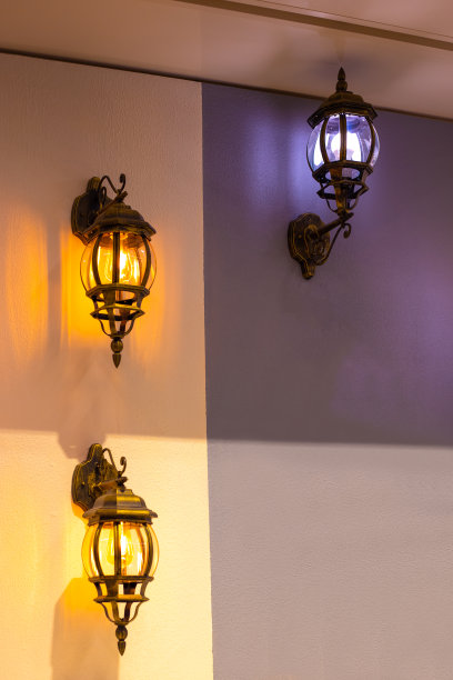 复古灯挂在墙上。装饰照明，温馨家居。室内设计图片下载