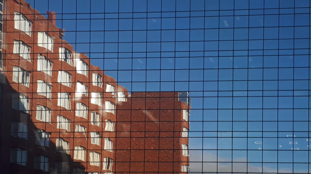 爱尔兰都柏林，红砖公寓映在玻璃办公大楼上图片下载
