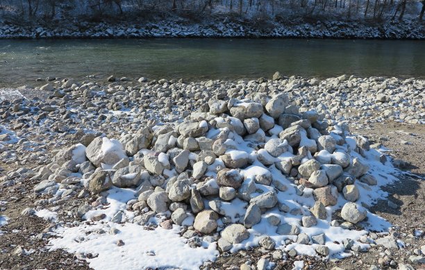 水边的石头图片下载