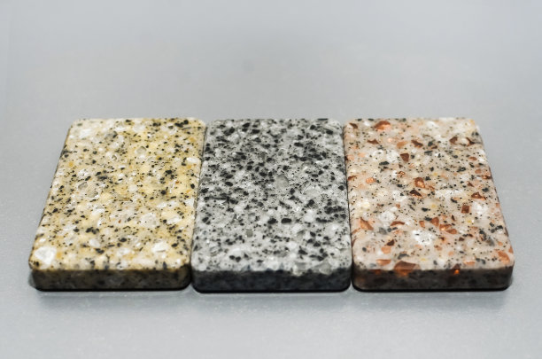 一块块具有天然纹理的人造石材供展示。公寓装修、住宅、家具生产的概念。图片下载