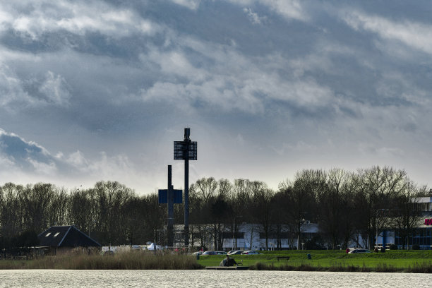 湖边钓鲤鱼，背景是广告牌图片下载