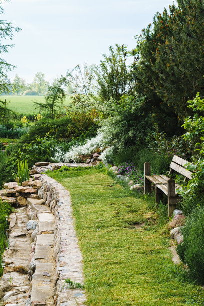 池塘边的花园景观图片下载