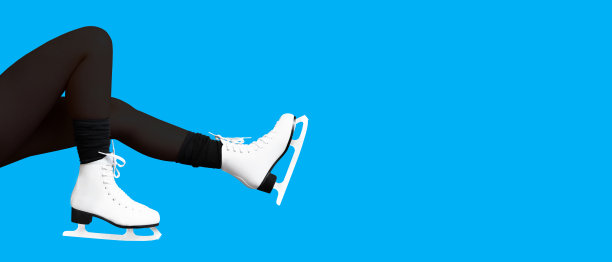 女性脚溜冰孤立在蓝色全景背景。冬天的时候，滑冰，溜冰。女孩，冬季运动，拷贝空间图片下载
