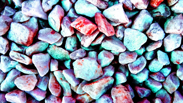 纹理小的石头以淡紫色、白色、红色和绿松石的颜色进行景观设计，花园小径、海卵石构成特写。自然背景是横向的，有一小块淡紫色和绿松石色的鹅卵石图片下载