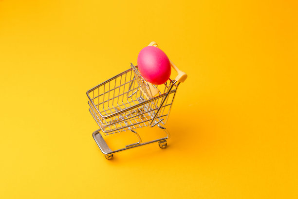 俯视图的照片购物手推车与复活节彩蛋与copyspace图片下载