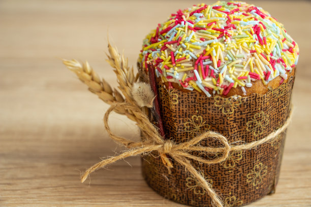 美丽的复活节组成-复活节蛋糕，麦穗，传统优雅。放置文本，复制空间，隔离图片下载