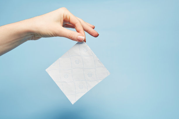 用手纸在蓝色的背景上图片下载