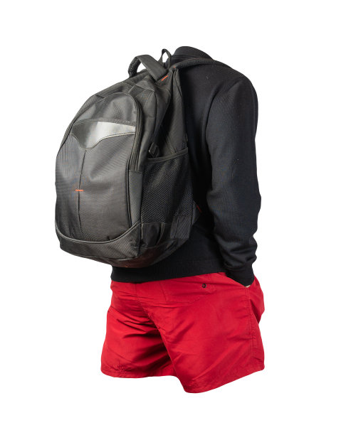 背包，短裤，毛衣孤立的白色背景。图片下载