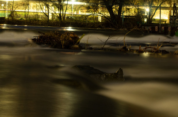长时间曝光在耶拿天堂与波浪和反射夜间在一个大坝图片下载