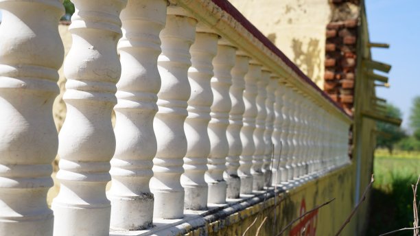 大理石，石头栏杆，阳台栏杆或扶手。建筑栏杆平台，建筑外观。图片下载