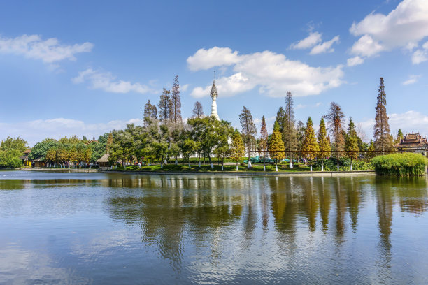 云南昆明公园碧空下的湖光山色图片下载