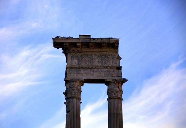 意大利罗马，阿波罗索西亚诺老神庙的废墟，有柱子和部分装饰的过梁，映衬着蓝天和白云图片下载