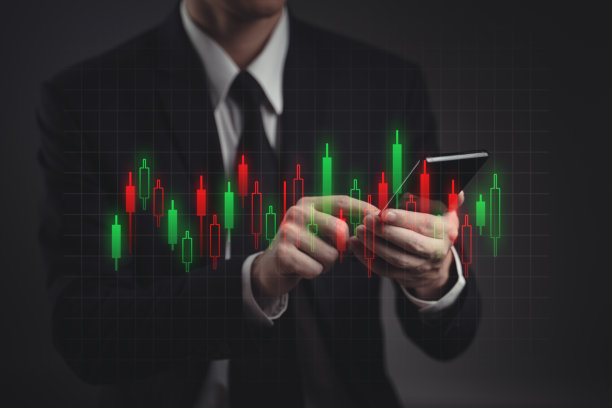 商人用智能手机显示烛台图全息效果。图片下载