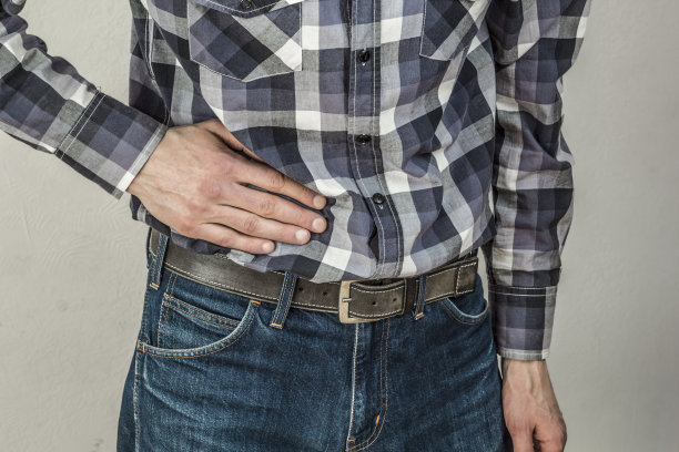 男人肝里的疼痛。图片下载