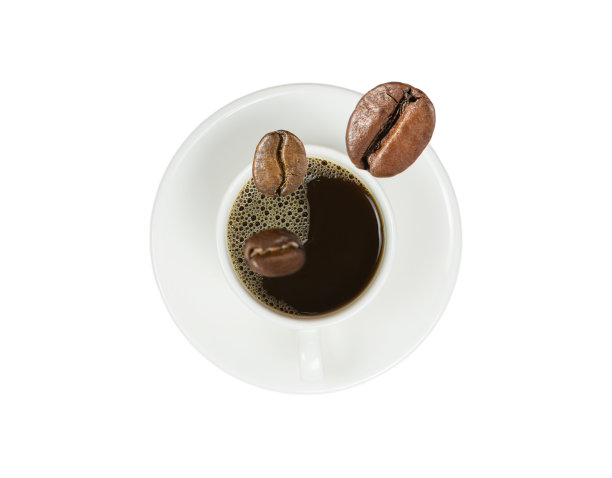 白色杯与黑咖啡和碟与咖啡豆孤立在白色背景。图片下载