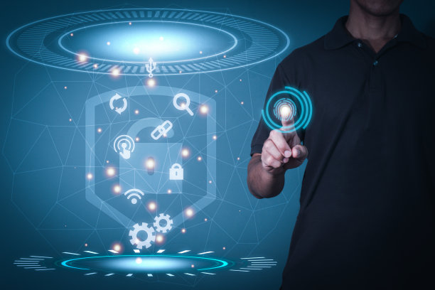 男士穿的t恤上有手指指向的指纹扫描符号，顶部和底部有一个高科技圆圈，一个安全符号，锁，在线的一边，模糊的网格背景图片下载