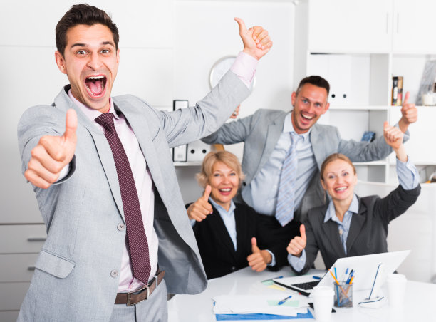 快乐的商业集团与微笑的人在办公室图片下载