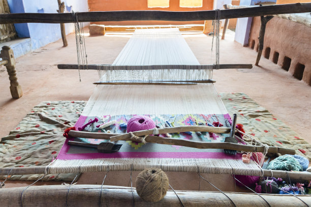焦特布尔萨拉瓦村，一台用于传统Panja达利纺织的织布机上的彩色线图片下载