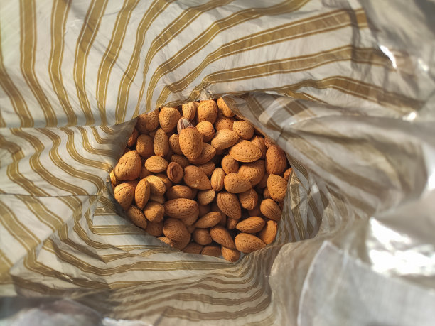 特写:未去壳的生杏仁图片下载