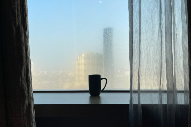 玻璃形状的咖啡杯与雾窗主题与晨光。图片下载