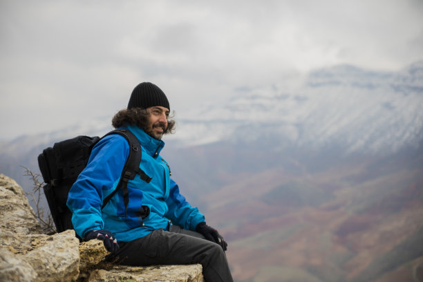 山脊上一个登山者的肖像图片下载