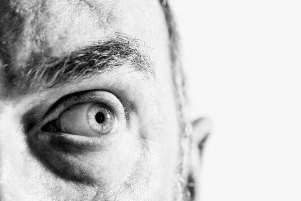 中年男子焦急地望向一边图片下载