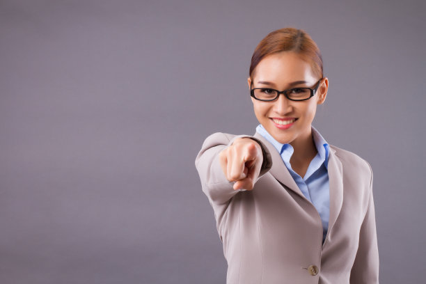 快乐微笑兴奋惊讶商务女指着你，成功的商务主管，女老板思考，计划，寻找好的商务招聘或新员工为商务团队图片下载