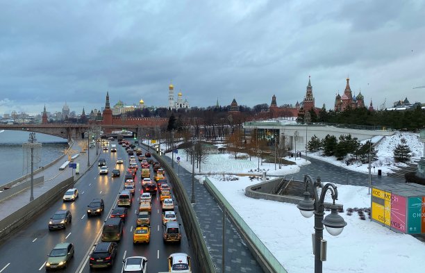 莫斯科冬季冰雪覆盖的公园。图片下载