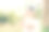 一个戴着耳机的女孩在森林里听音乐跳舞。音乐爱好和野餐概念。图片下载