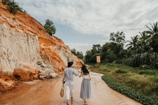 亚洲新郎新娘，沙漠私奔，手牵手，步行，城市环境图片下载