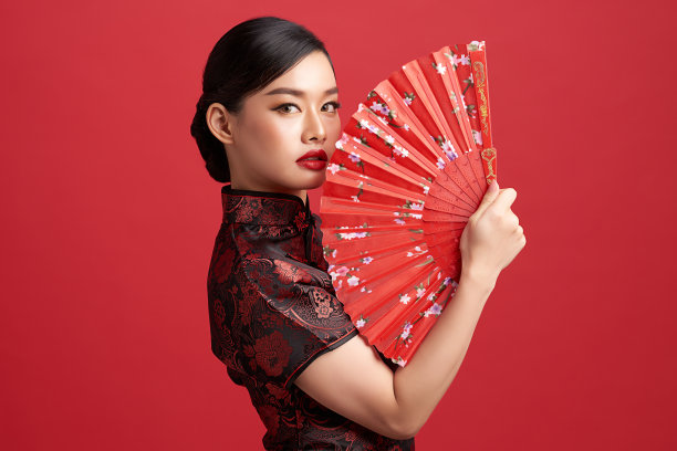 身穿红色传统服饰的亚洲华人妇女。中国新年节日素材图片