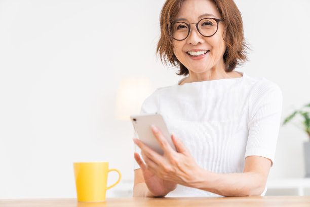 使用智能手机的老年妇女图片下载