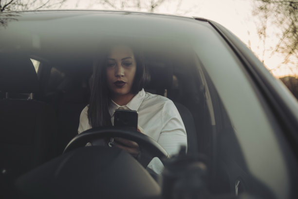 一张年轻漂亮的女商人坐在方向盘后面的照片图片下载